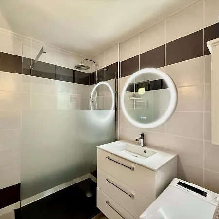 Juan-les-pins Beachside 1br Apartment, Air Conditioned, Parking Place Antibes