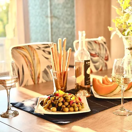 Juan-les-pins Beachside 1br Apartment, Air Conditioned, Parking Place Antibes