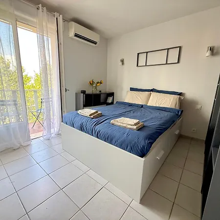 Juan-les-pins Beachside 1br Apartment, Air Conditioned, Parking Place Antibes
